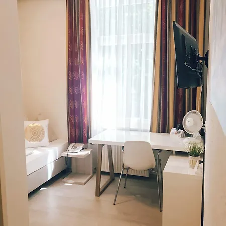 Bayrischer Hof Hotel 3*